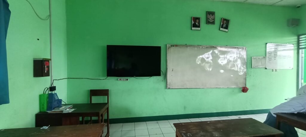 Ruang kelas dengan perlengkapan layar Televisi
