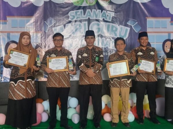 Suasana Haru dan Apresiatif: OSIS MAN 1 Gunungkidul Beri Penghargaan untuk Guru-Guru Terbaik