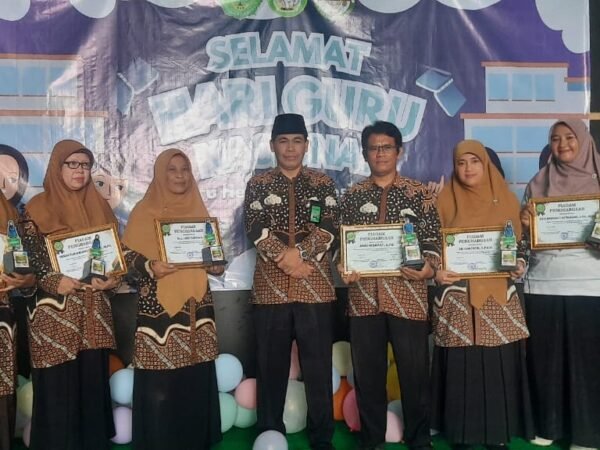 Enam Guru MAN 1 Gunungkidul Raih Penghargaan Terfavorit di Hari Guru Nasional ke-80