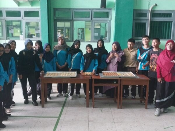Bekali Siswa dengan Keterampilan, MAN 1 Gunungkidul Gelar Pelatihan Membuat Kue Kering