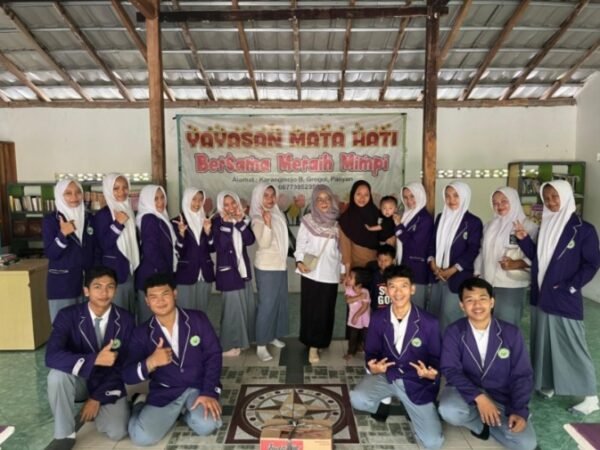 Murid Kelas X D MAN 1 Gunungkidul Tebar Kepedulian di Panti Asuhan Mata Hati