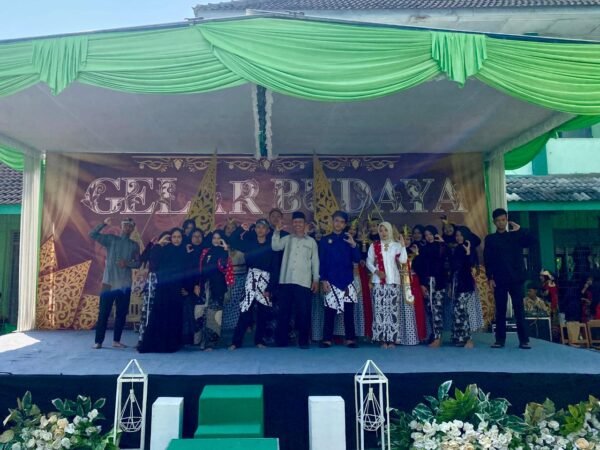 Siswa Kelas XII C MAN 1 Gunungkidul Tampilkan Lutung Kasarung dalam Gelar Budaya