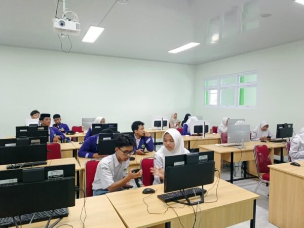 Kreativitas Siswa MAN 1 Gunungkidul dalam Lomba Poster